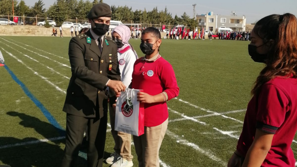 Okulumuz, 29 Ekim Cumhuriyet Bayramı ile ilgili Şiir yarışmasında Gülsüm Bilgin'in ''Atatürk'ün Armağanı'' adlı şiiri ile birincilik ödülünü aldı. 